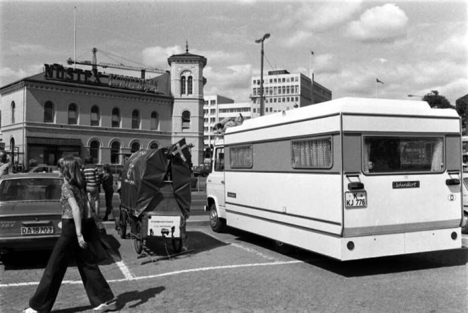 <b>KANTETE:</b> Campingbygg på det som ser ut som en Mercedes-Benz T2. Bildet tatt en gang mellom 1975 og 1980 utenfor Vestbanestasjonen i Oslo.