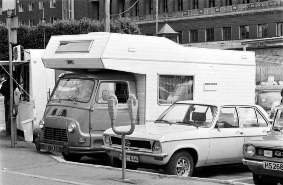 <b>FRANSK VISIT:</b> En Renault Estafette med alkove utenfor Oslo rådhus. Bildet er fra tidlig på 80-tallet.