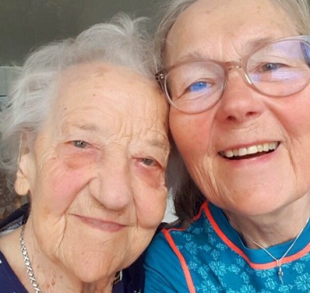 HELDIG: Anne Marie er 105 år og føler seg heldig som får bo hjemme med datteren Åsbjørg.