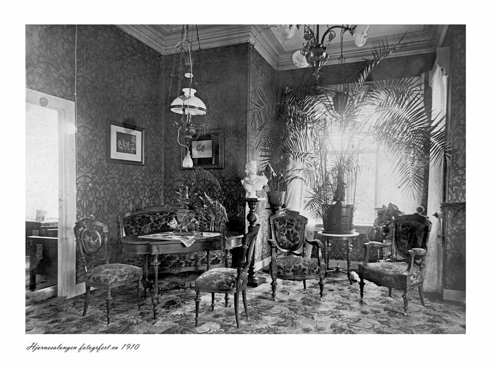 SALONGEN: Sveitserstilen kjennetegnes av blant annet stor etasjehøyde, verandautbygg, fasade kledd med pløyd panel, utskårne detaljer og rikt profilert listverk. Her fra hotellets hjørnesalong, slik den så ut i 1910.