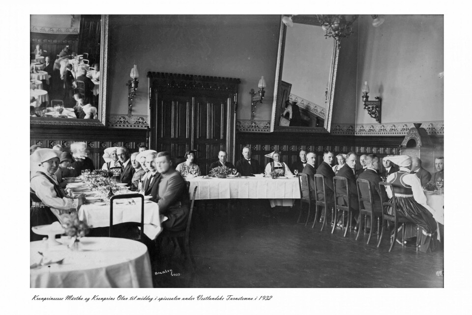 FINT BESØK: Det var dekket med det fineste hotellet hadde av servise og bestikk da kronprinsesse Märtha og kronprins Olav var på middagsbesøk i forbindelse med Vestlandske Turnstemna i 1932.