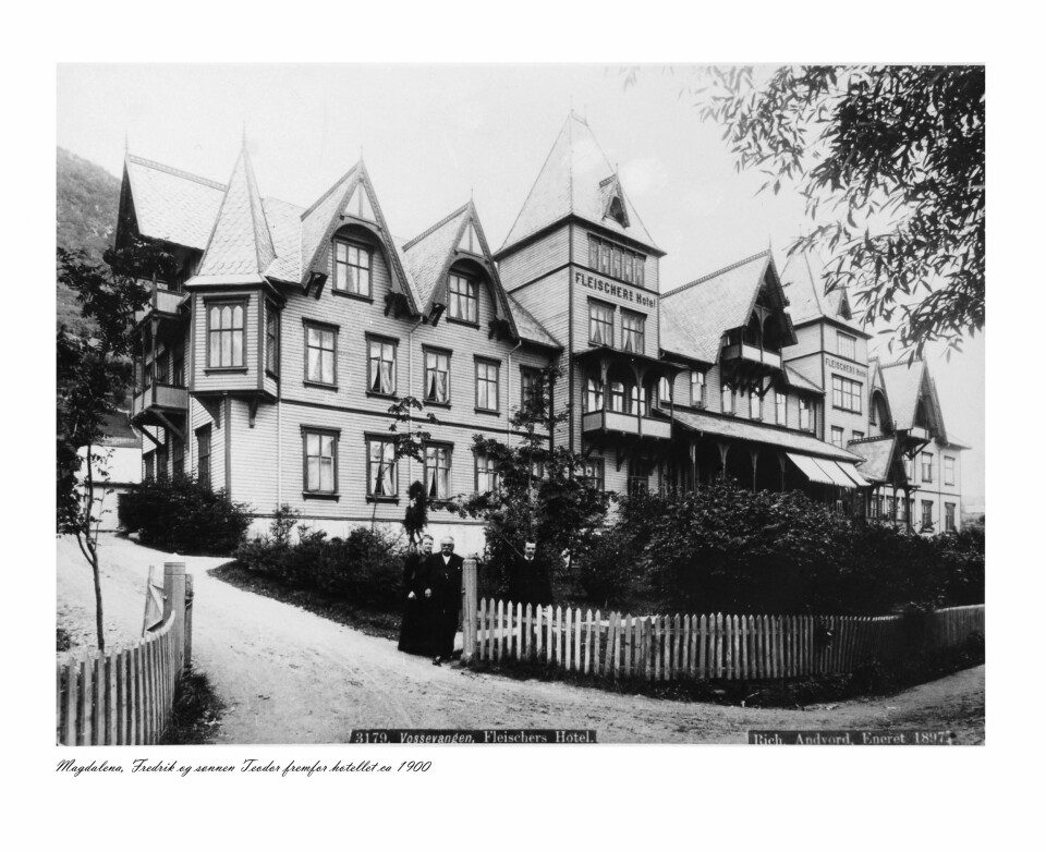 TIDLIGERE TIDER: Den driftige Magdalene, ektemannen Fredrik og sønnen Theodor foran Fleischer's Hotel ca. 1900.