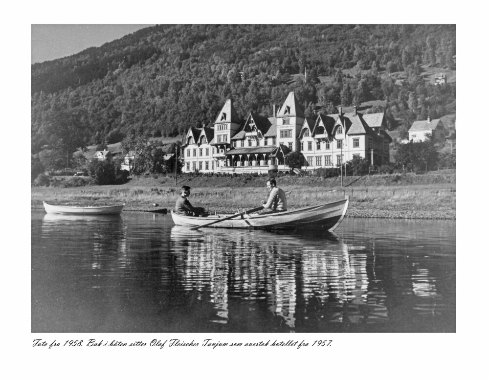 <b>NYBAKT HOTELLDIREKTØR PÅ BÅTTUR:</b> Den unge mannen bak i båten er Olaf Fleischer Tønjum, han overtok hotellet i 1957.