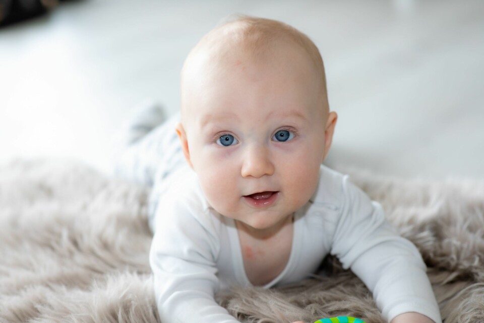 BARN: Begge foreldrene var barn da William ble født. Nå føler Karina at hun har blitt voksen nærmest over natten.