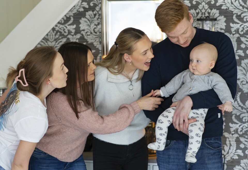 VELKOMMEN: William blir forgudet av tanter, besteforeldre og venner. Her får han oppmerksomhet fra tante Stine, mormor Kristin, mamma Karina og pappa Sebastian.