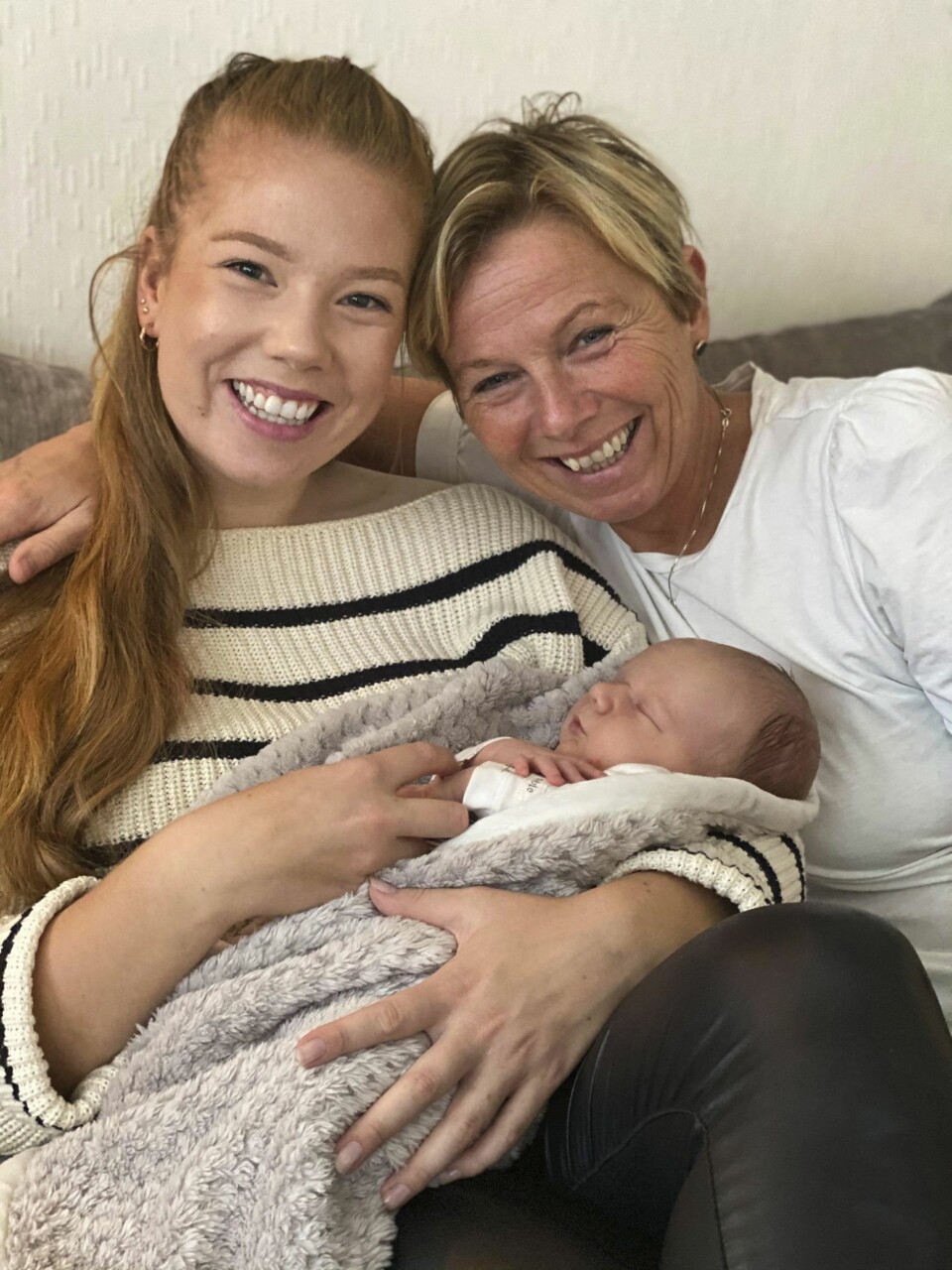 FARMOR: Det er ikke bare mormor som er stolt, farmor Anne Grethe Thiis Vestrheim er minst like stolt. Her med tante Madeleine like etter fødselen.