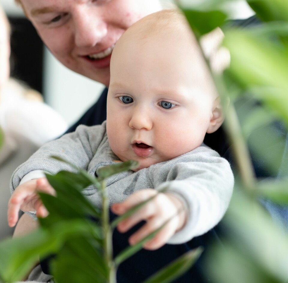 STOLT PAPPA: Sebastian er stolt og glad over at han får være pappa til William. Han vil helst være sammen med Karina og sønnen så mye som mulig.
