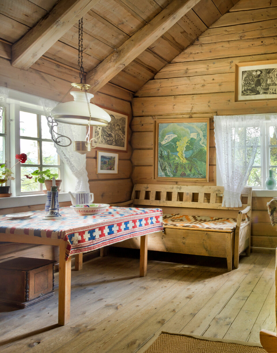 ET KUNSTNERHJEM: Nikolai Astrup var interessert i gammel byggeskikk og hentet mye av materialene til egne hus fra gamle bygdetun. Kona Engel var tekstilkunster. Hjemmet deres, Astruptunet, er i dag et museum som hører inn under Sogn og Fjordane Kunstmuseum. Astruptunet står slik Engel forlot det da hun døde i 1966.