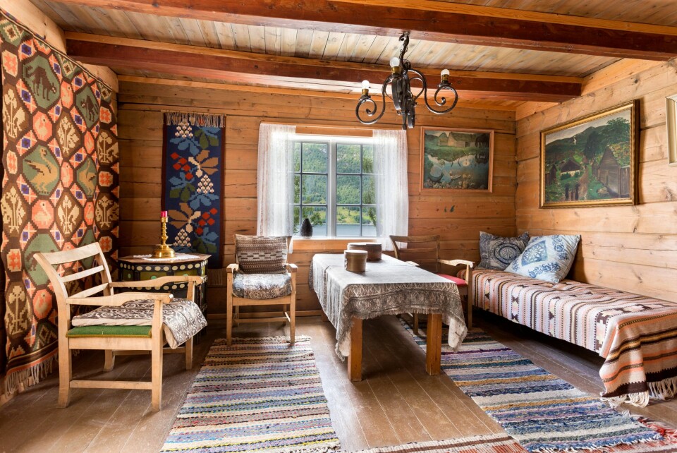 GAMMELT TØMMER: Astruptunet består av flere gamle hus. Samtlige ble bygget av husbonden selv.