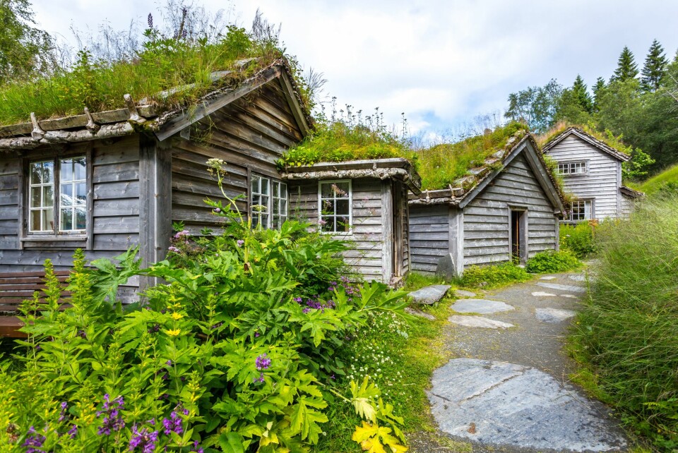 ASTRUPTUNET: Museet ligger i en bratt skråning med flere små og store hus rett ved kanten av Jølstervannet. Utsikten er formidabel.