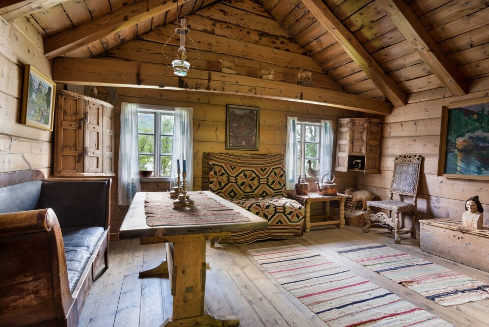 LYS OG LUFTIG: Det første huset Nikolai Astrup bygde til seg og familien, var en liten stue med åpen grue. Siden fulgte nye og stadig større og mer moderne hus. Etter hvert fikk gården innlagt både vann og strøm.