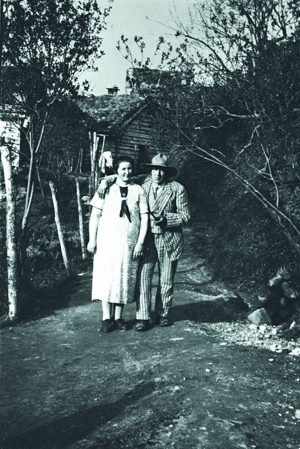 GJESTFRITT PAR: Nikolai likte seg dårlig i byen, selv i Berlin og London. Han lengtet alltid hjem til Jølster.