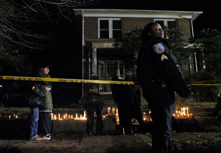 RYSTET NABOLAG: En politikvinne holder vakt mens venner og familie legger ned blomster utenfor familien Harveys hjem, tre dager etter drapene.