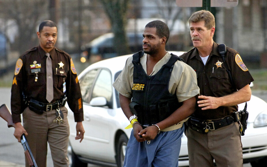 <b>PÅGREPET:</b> Ray Dandridge ble eskortert inn i retten av politi­tjenestemenn fra Richmond etter ti dager på flukt.