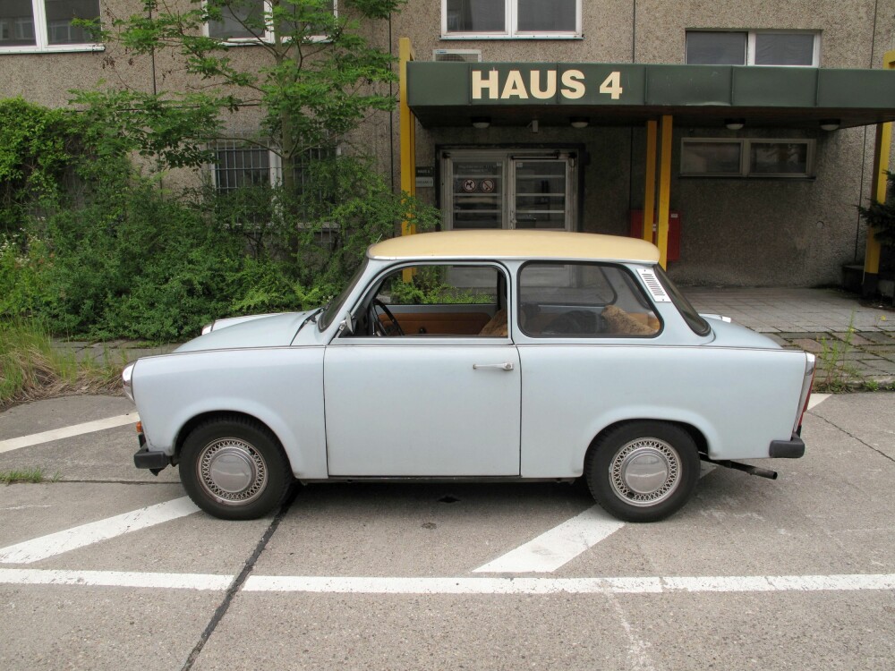 <b>DDR:</b> Trabant 601 deLuxe foran Haus 4, en del av det 22 hektar store hovedkvarteret til Ministerium für Staatssicherheit – bedre kjent som Stasi. 