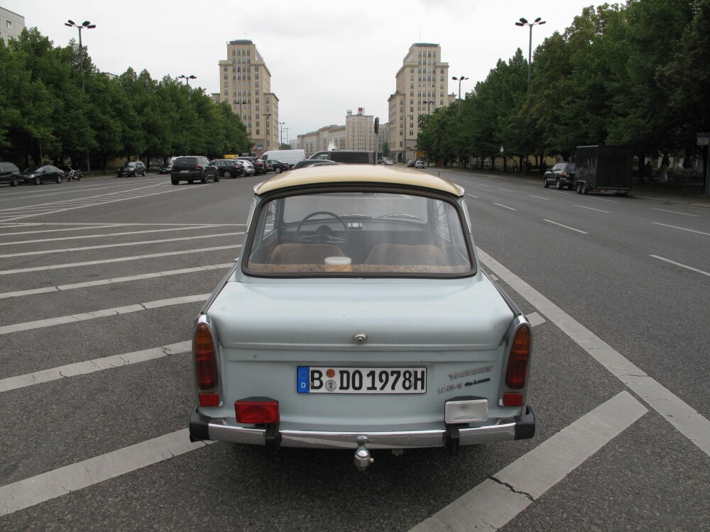 <b>PARADEGATE:</b> Simpel bil på prangende gate, Karl-Marx-Allee, Øst-Berlins gamle paradegate.  
