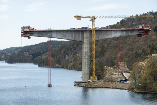 <b>FERDIG 2022:</b> Trysfjordbrua blir en viktig brikke for å halvere reisetiden mellom Kristiansand og Stavanger.