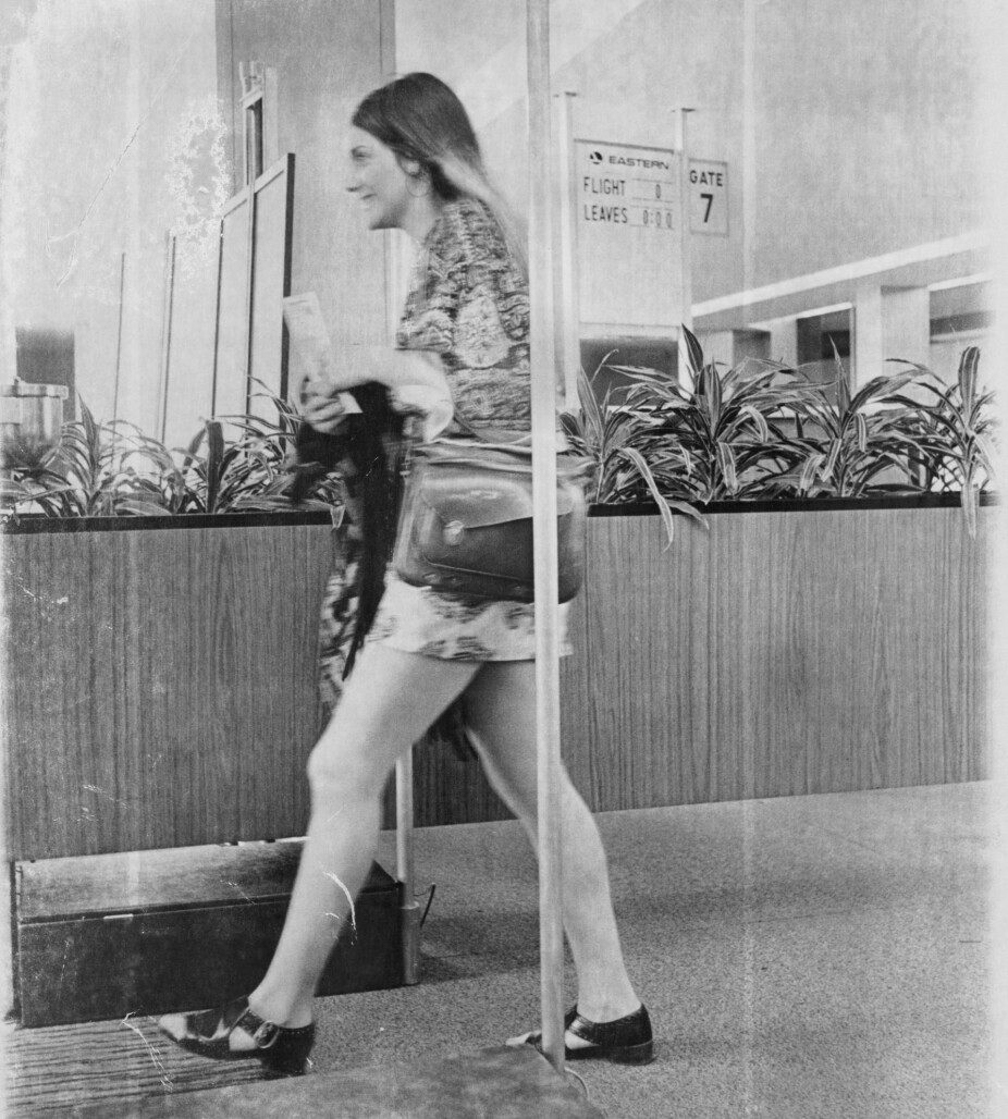 <b>STRENGERE:</b> En passasjer går gjennom en metalldetektor på Kennedy-flyplassen i New York i 1969. Ordningen var da under testing med tanke på å redusere antall flykapringer. 