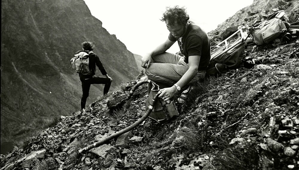 KATASTROFEN: Redningsmannskaper gjennomsøker vrakdelene i den bratte fjellsiden. Grytøya-ulykken i 1972 er Luftforsvarets mest alvorlige, med tap av 17 liv.