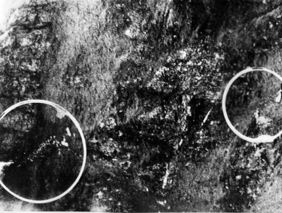 <b>ULYKKES-STEDET:</b> I den øverste sirkelen sees vrakrester der flyet traff fjellveggen, og nederst på bildet sees vrakrester som ligger i en kløft 200 meter lenger ned i fjellveggen.