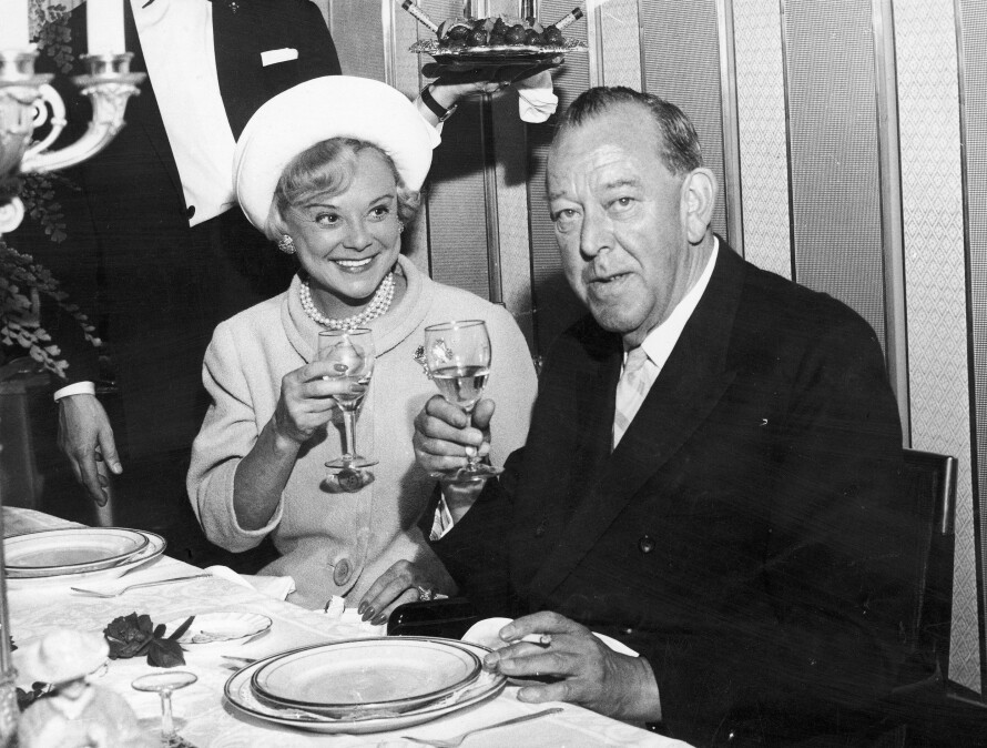 GLEMTE ØREFIKEN: Det begynte på verst tenkelige måte, men Sonja Henie og politikerkjempen Trygve Lie fant tonen bedre etter hvert. På bildet skåler Henie for bursdagsbarnet Lie på hotellet Kystens Perle i Danmark.