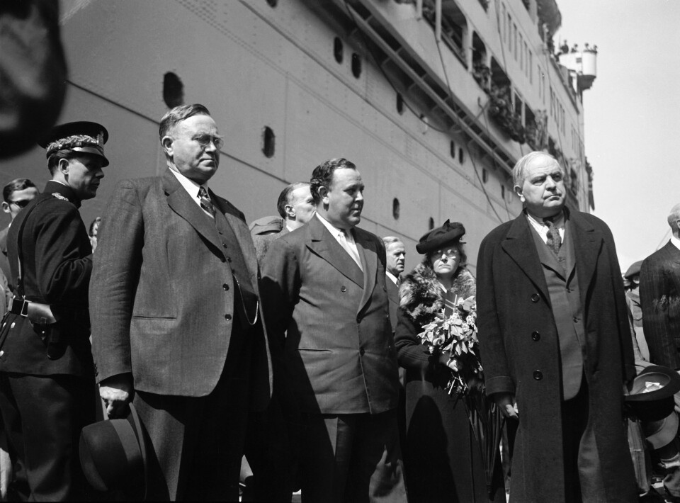 TRIUMF: Stortingspresident C.J. Hambro (til h.), Trygve Lie og Johan Nygaardsvold ankommer Oslo etter frigjøringen 1945. Hambro fortalte at den forfengelige Lie var rasende over at han havnet i en lukket bil i paraden foran jublende menneskemasser.