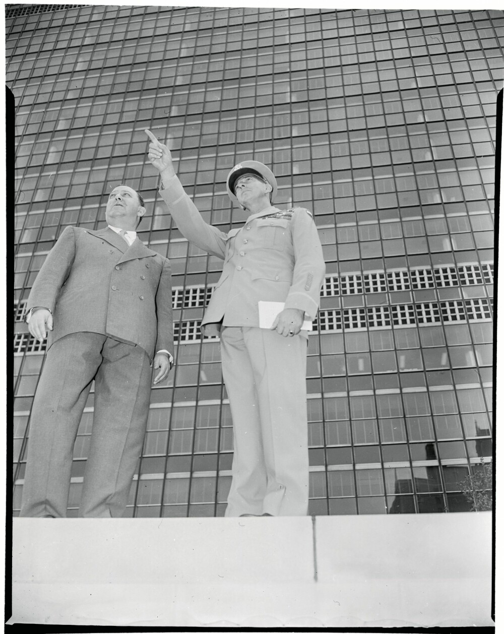 <b>STOLTHETEN:</b> FNs hovedkvarter i New York står igjen som den viktigste arven etter Trygve Lie. Her står nordmannen sammen med general Mark Clark foran den 39 etasjer høye, velkjente sekretariatsbygningen. 