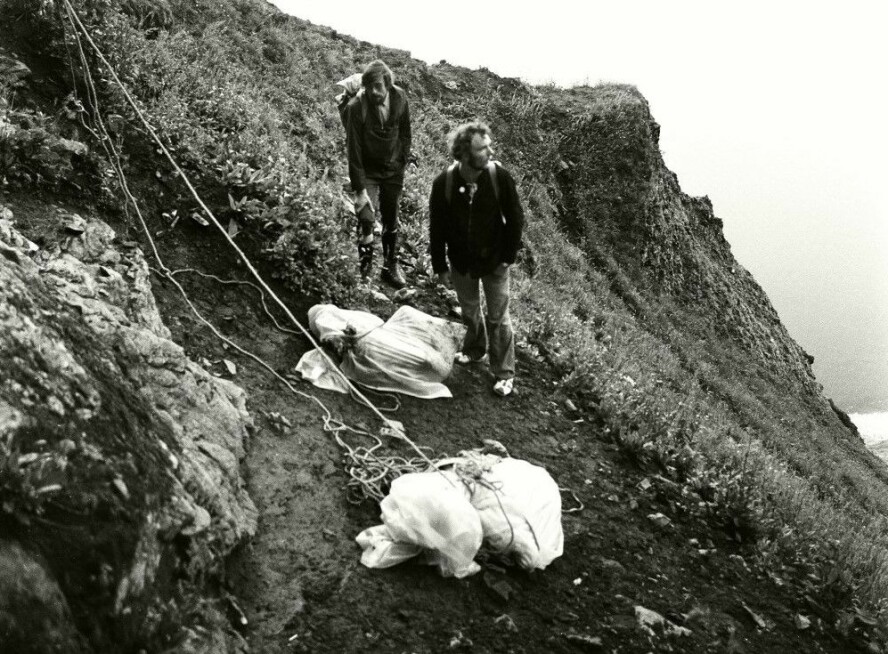 OMKOMNE: Ni av de 17 ombord var kvinner og barn.