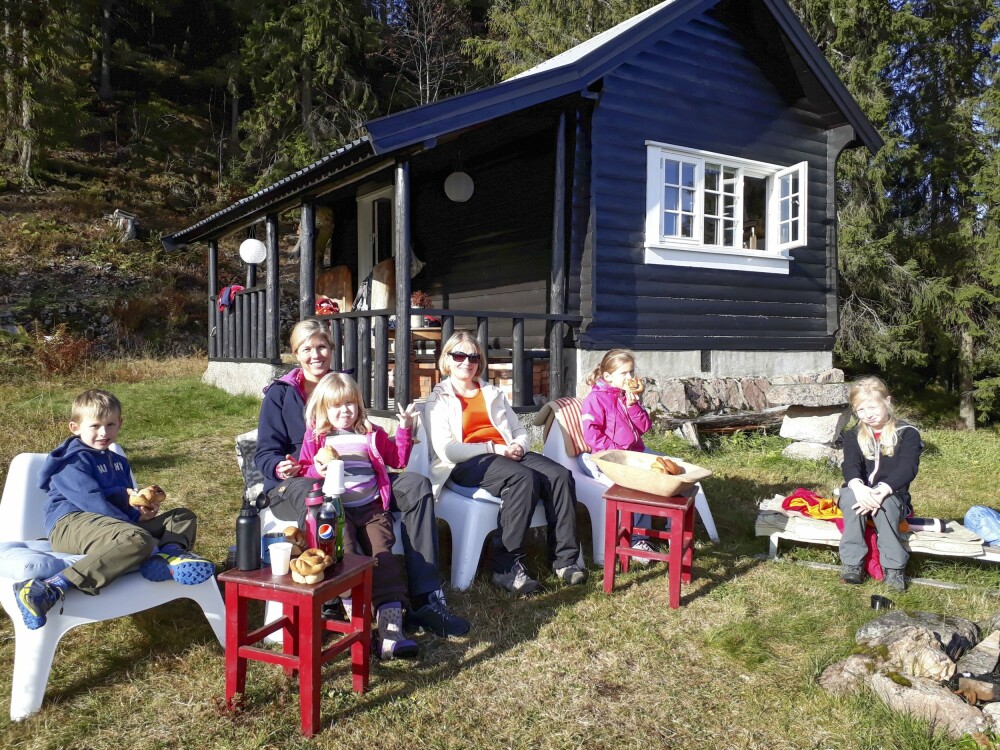 Å dele hytta er av den største glede for Marit. Familie og venner setter også pris på det enkle livet foran den makeløse utsikten over Lier. Foto: Privat