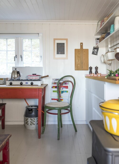 Lite men fullverdig, er hyttekjøkkenet. Gassovnen plasseres på kjøkkenbordet under matlagingen. Vedovnen brukes når oppvaskvann skal kokes.