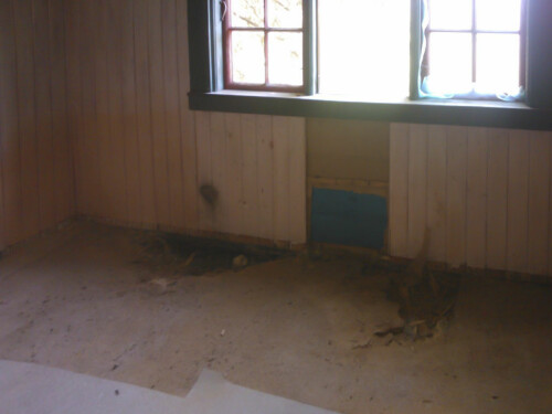 FØR Råtne bord i gulv og vegger er nå skiftet ut. De gamle vinduene er erstattet med nye. Foto: Privat