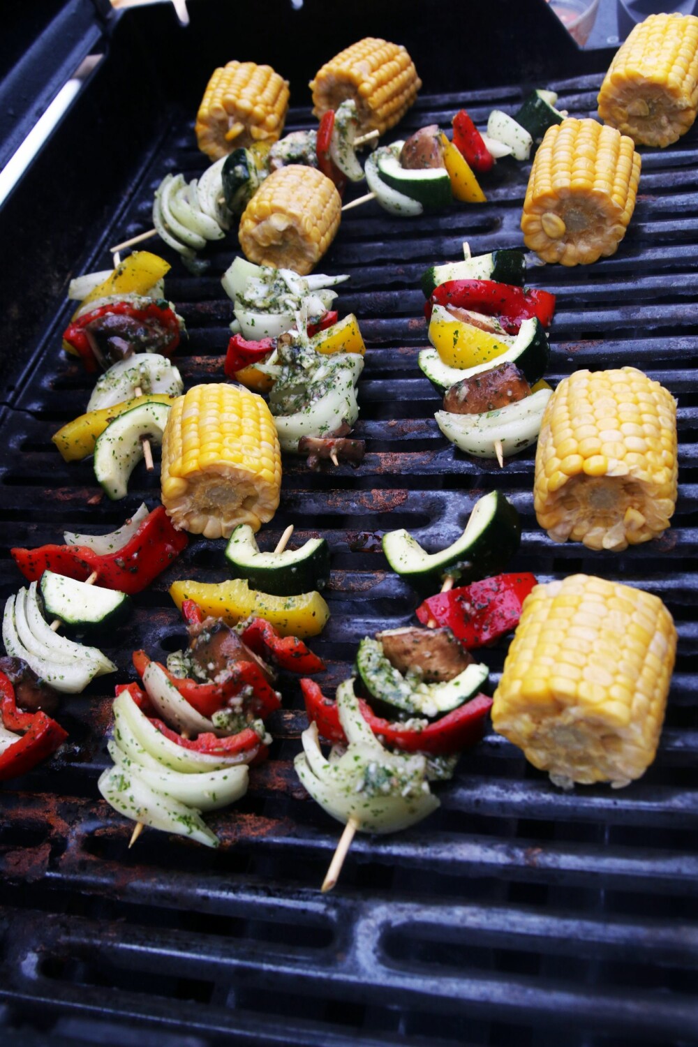 <b>FARGERIKT FELLESKAP:</b> Noen grønsaks-spyd og maiskolber setter farge og smak på måltidet.