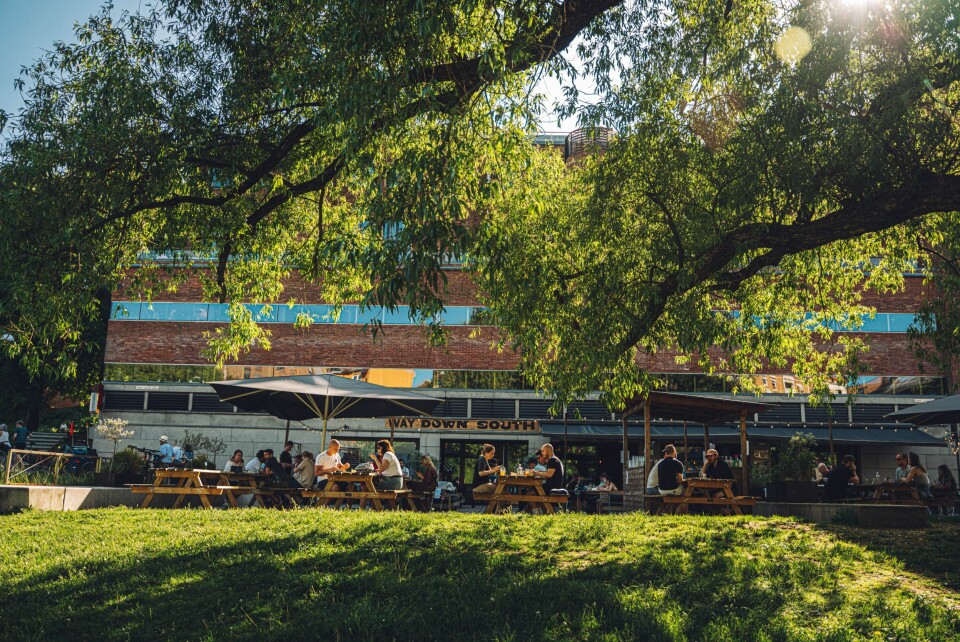 GRILLHIMMELEN: Uteservering ved elven, med strålende solskinn og lukten av røkt kjøtt på grillen. Stort nærmere kommer man ikke sørstatene i Norge enn på Way Down South i Oslo.