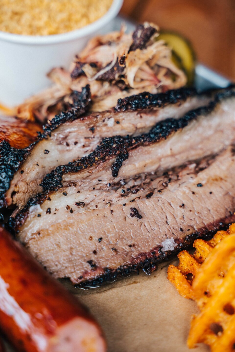 KLASSIKER: Brisket, den fremre kjøttdelen av oksebrystet, er en del av «basisutvalget» innen Southern style barbecue. Det krever lang tilberedningstid, men resultatet blir svært saftig og mørt. Bildet viser brisket servert på Way Down South-vis.