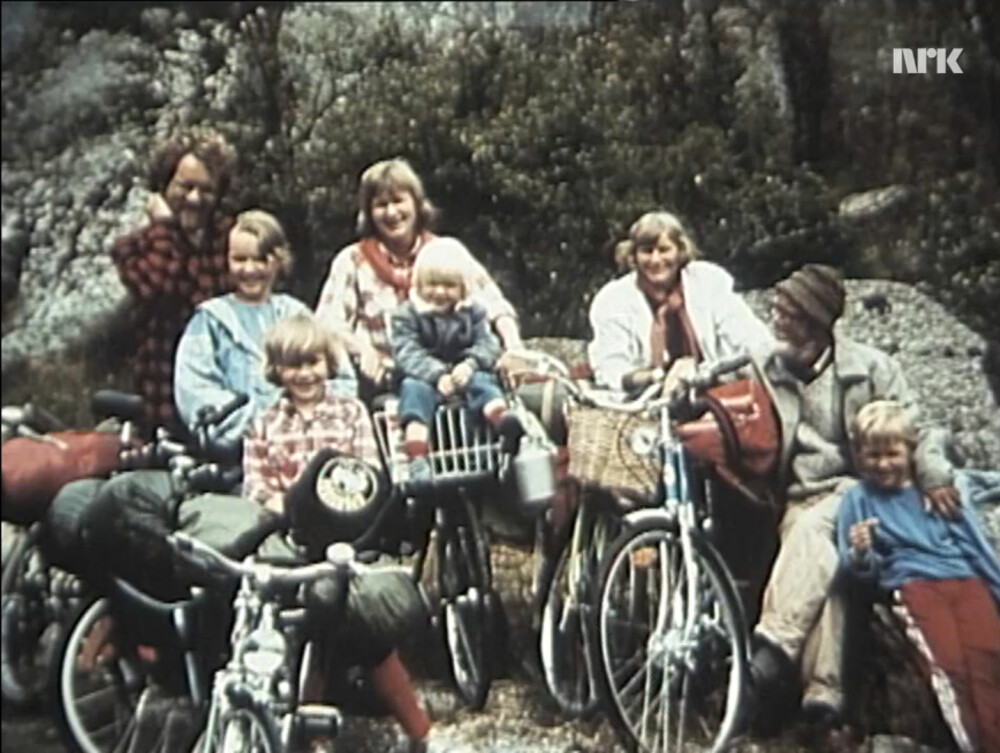 <b>GLAD FAMILIE PÅ TUR:</b> Her er hele familien Sandberg på tur i en egen feriesesong som ble vist i 1989. Pappa Sverre, Sigri, Synne, mamma Signe, Sigbjørn, farmor Liv, farfar Haakon og Sveinung.
