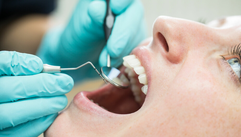 LURT MED EN SJEKK: Hvis det iser i tennene over en lengre periode kan et besøk til tannlegen være en god idè.