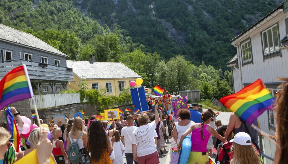 FARGERIK PARADE: I fjor sommer ledet Joachim an i den aller første Pride-paraden noensinne i Ullensvang kommune. Han trodde kanskje det ville komme 30–40. I stedet møtte rundt 200 opp i fargerike klær.