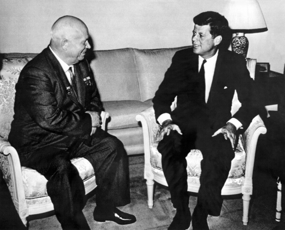 <b>HIT, MEN IKKE LENGER:</b> Sovjet-leder Nikita Khrusjtsjov (t.v.) og USAs president John F. Kennedy kom så nære som amerikanere og sovjetrussiske militære ledere kunne komme under den kalde krigen. I dag kan soldater fra de to landene sloss og drepe hverandre uten at det får konsekvenser.