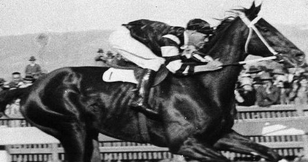 <b>DØD:</b> Her er jockeyen Frank Hayes død, og vinner, av hesteløpet han deltok i.