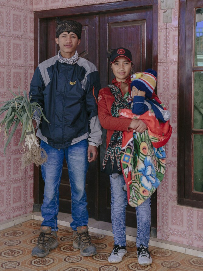 <b>TILREISENDE:</b> Indoneserne Andi (23), kona Sampet Inteh (20) og den syv måneder gamle sønnen Dwi Slamet poserer  i fjellandsbyen Ngadas Village, som ligger i vulkanområdet. De er her for å oppleve det årlige Kasada-ritualet. 