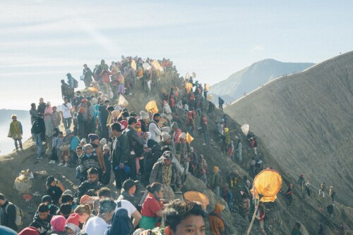 <b>SAMLINGSPUNKT:</b> Folk samles langs kraterkanten på toppen av vulkanen Mount Bromo de to dagene Kasada-ritualet varer.