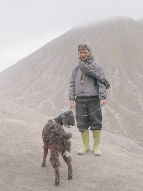 <b>GEIT OFRES:</b> Suhadi (50) har tatt geita si med til vulkantoppen for å ofre den til fjellguden.