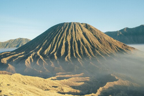 <b>VULKANRIK NASJON:</b> Det er hele 130 vulkaner i Indonesia, tredje mest av alle verdens nasjoner. Bare USA og Russland har flere. Denne vulkanen heter Mount Batok og ligger like ved Mount Bromo, der det årlige Kasada-ritualet finner sted.