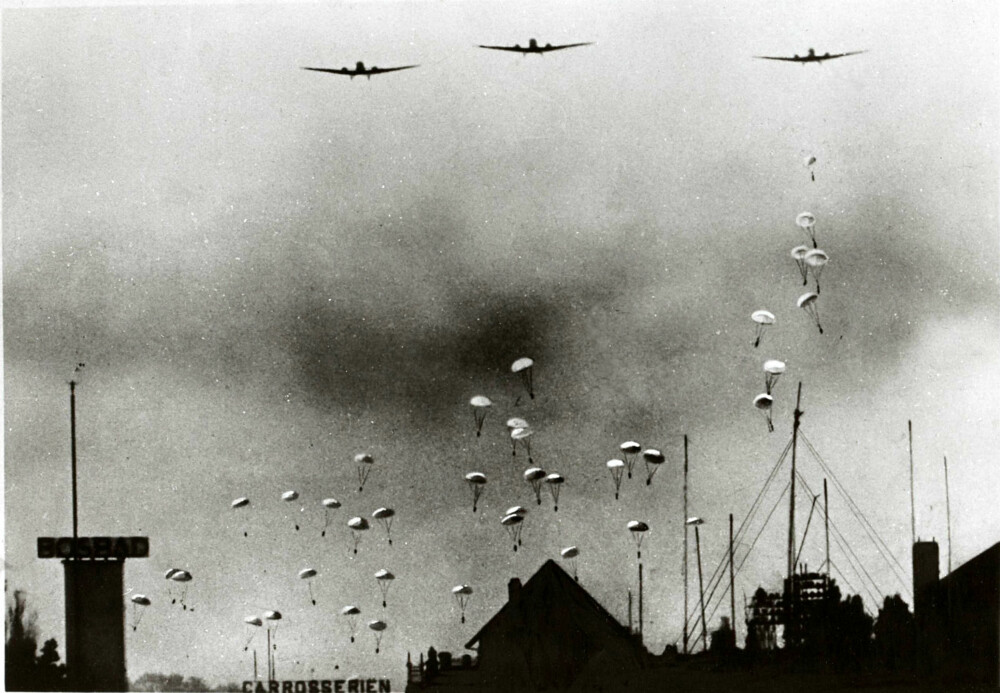 <b>DALTE I GRÅLYSNINGEN:</b> En time før soloppgang 9. april 1940 slapp tyskerne ned soldater i fallskjerm over Masnedø fort og Vordingborg i det som regnes som det første operative angrep fra fallskjermjegere i historien.