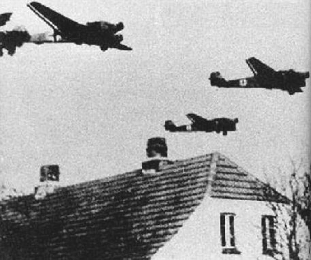 <b>FLØY LAVT:</b> Tyske transport­fly fløy lavt over hustakene på Masnedø og senere Vording­borg. Fra 150 meters høyde hoppet soldater med fallskjerm ut. Danskene ble overrumplet på mer enn ett vis.