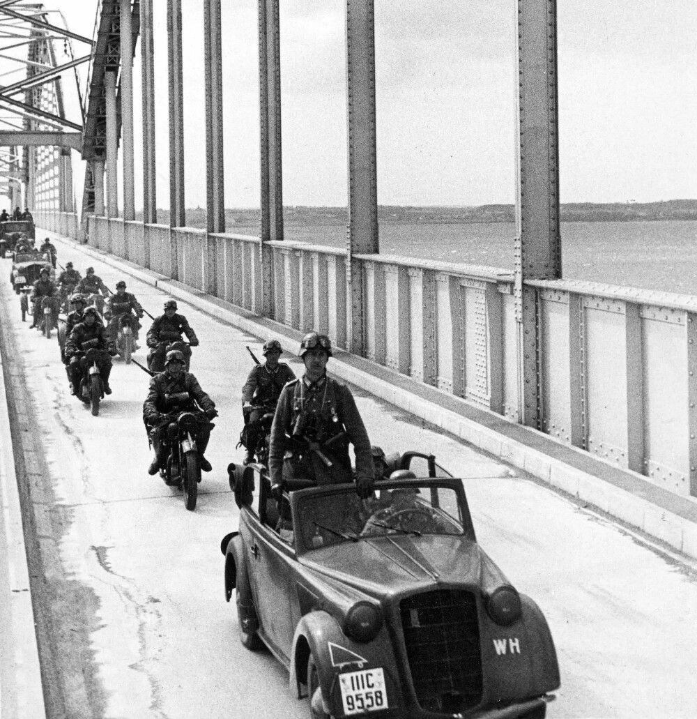 <b>RYKKET FREM:</b> Etter at fallskjermjegerne hadde overrumplet de to vernepliktige soldatene med deres antikvariske våpen og den sivile fortmester Schmidt, kunne tyske invasjonsstyrker rykke frem over Storstrømsbroen mot København.
