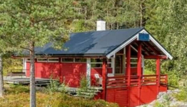 Gry Elisabeth Brunstad og familien har planer om å bygge på denne hytta, som ligger i Gloppen kommune. Tilbygget skal inneholde et soverom, og med de nye reglene trenger de ikke søke kommunen om lov.