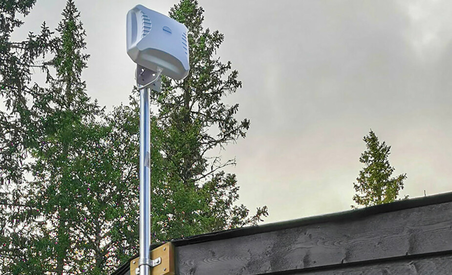ANTENNEN ER LØSNINGEN: Den hvite boksen på toppen av røret er selve antennen. Den gir både internett og mobildekning til hytteeierne.