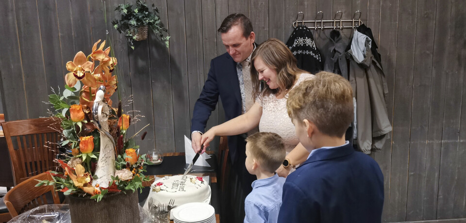 GIFT PÅ NYTT: Jacob og Mathias fulgte nøye med da pappa og Synnøve skar opp bryllupskaken.