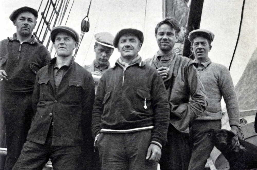 Om bord M/K «Hei­men» på Sør­øst-Grøn­land 1931. Henry står lengst til venst­re. (Bil­det er hen­tet fra bo­ken «Henry Rudi, Isbjørnkongen»).